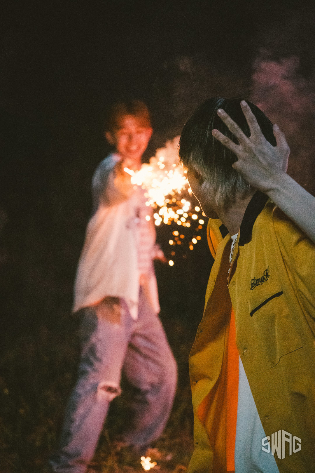 【LUCKY Behind Photo】花火で某魔法使いごっこをしているえいはや🧙‍♂️