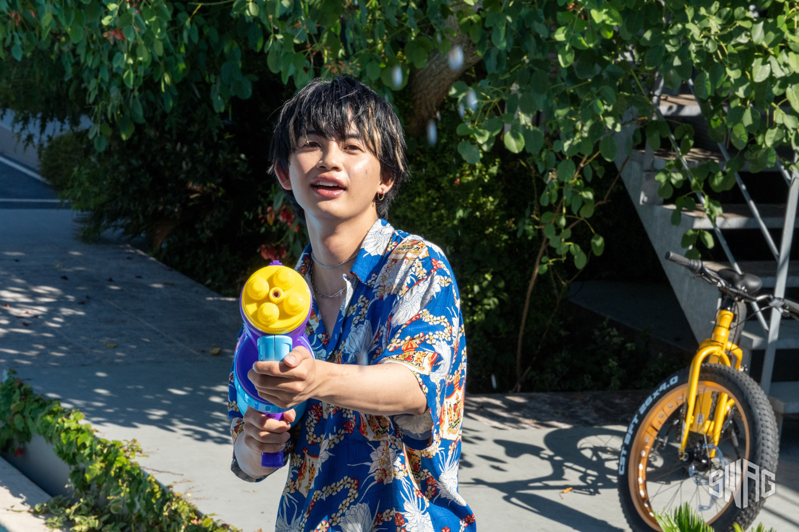 【EVOL Behind Photo】カメラを見つけると…