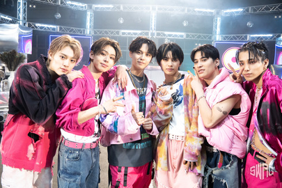 "DOMINO" Music Video Shooting Behind Photos